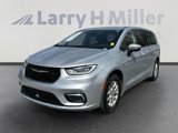 Used 2023 Chrysler Pacifica Touring-L image 4