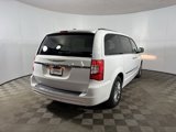 Used 2016 Chrysler Town & Country Touring-L image 3