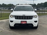 Used 2017 Jeep Grand Cherokee Altitude image 2