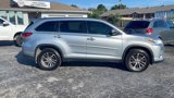 Used 2019 Toyota Highlander XLE image 2