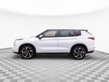 Used 2022 Mitsubishi Outlander SE image 2