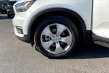 Used 2021 Volvo XC40 T5 Momentum image 2