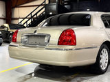 Used 2011 Lincoln Town Car Signature L image 6