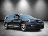 Used 2023 Chrysler Pacifica Limited image 2