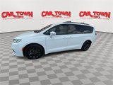 Used 2021 Chrysler Pacifica Touring-L w/ Uconnect Theater Family Group image 4