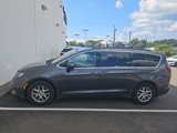 Used 2017 Chrysler Pacifica Touring image 4