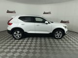 Used 2022 Volvo XC40 T4 Momentum image 3