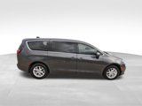 Used 2023 Chrysler Pacifica Touring-L image 5
