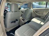 Used 2017 Ford Taurus SE image 5