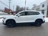 Certified 2022 Volkswagen Taos SE w/ Panoramic Sunroof Package image 3