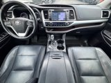 Used 2017 Toyota Highlander SE image 2