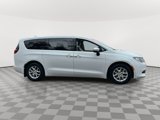Used 2017 Chrysler Pacifica Touring image 4