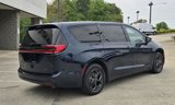 Used 2022 Chrysler Pacifica Limited w/ Uconnect Theater Family Group image 4