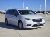 New 2025 Chrysler Pacifica Select image 2