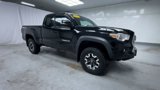 Used 2017 Toyota Tacoma TRD Off-Road image 2