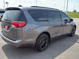 Used 2020 Chrysler Pacifica Touring-L image 5