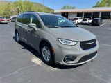 Used 2022 Chrysler Pacifica Touring-L image 3