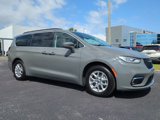 Used 2022 Chrysler Pacifica Touring-L image 2