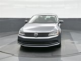 Used 2017 Volkswagen Jetta SE image 2