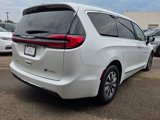 Used 2023 Chrysler Pacifica Limited image 3