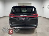 Used 2022 Chrysler Pacifica Touring-L image 5