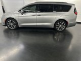 Used 2017 Chrysler Pacifica Limited image 4
