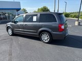 Used 2016 Chrysler Town & Country Touring image 4