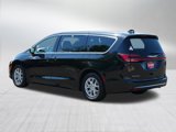 Used 2023 Chrysler Pacifica Touring-L image 5