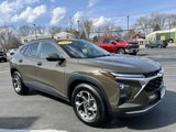 Used 2024 Chevrolet Trax LT w/ Sunroof Package image 3