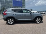Used 2022 Volvo XC40 T5 Momentum image 2