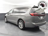 Used 2023 Chrysler Pacifica Touring-L image 4