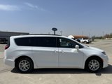 Used 2022 Chrysler Pacifica Touring-L image 6