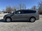 Used 2022 Chrysler Pacifica Touring-L image 5