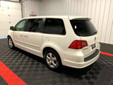 Used 2010 Volkswagen Routan SE image 2