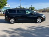 Used 2022 Chrysler Pacifica Touring-L image 3