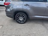 Used 2017 Toyota Highlander SE image 3