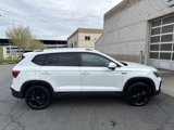 Certified 2022 Volkswagen Taos SE w/ Panoramic Sunroof Package image 2