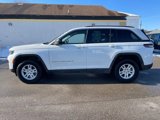 Used 2023 Jeep Grand Cherokee Laredo image 2