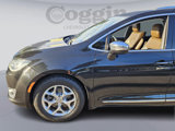 Used 2017 Chrysler Pacifica Limited image 2