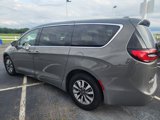 Used 2022 Chrysler Pacifica Touring-L w/ Uconnect Theater Family Group image 2