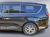 Used 2017 Chrysler Pacifica Limited image 4