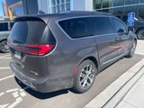 Used 2021 Chrysler Pacifica Limited w/ Uconnect Theater Family Group image 4