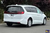 Used 2022 Chrysler Pacifica Touring-L image 4