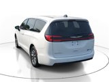 Used 2024 Chrysler Pacifica Select image 2