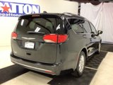 Used 2020 Chrysler Pacifica Touring-L image 3