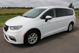 Used 2023 Chrysler Pacifica Touring-L image 3