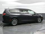 Used 2023 Chrysler Pacifica Touring-L image 2