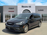 Used 2022 Chrysler Pacifica Touring-L image 2