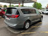 Used 2022 Chrysler Pacifica Touring-L image 4