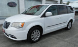 Used 2014 Chrysler Town & Country Touring image 3